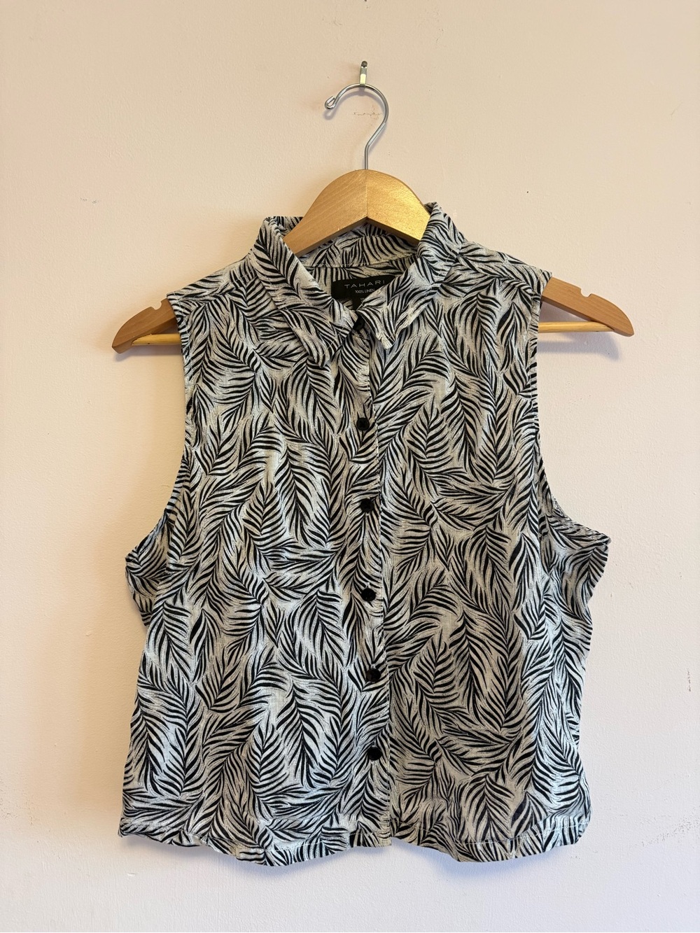 Linen Tahari Black & White Leaf-Print Sleeveless Button-Down Top